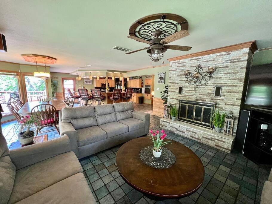 The River Haven - Sleeps 32 - On Guadalupe River Seguin Eksteriør bilde