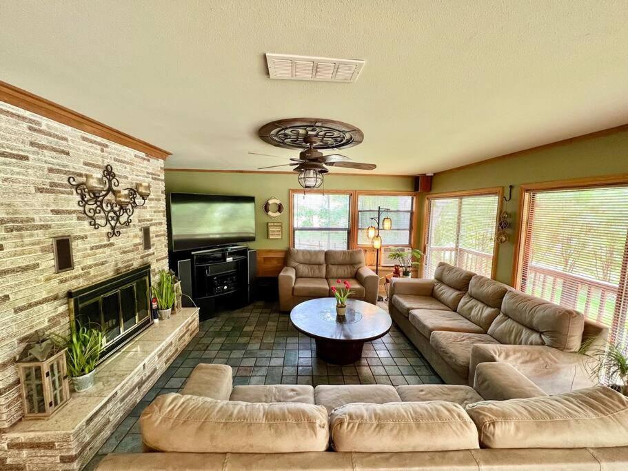 The River Haven - Sleeps 32 - On Guadalupe River Seguin Eksteriør bilde