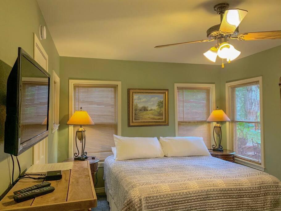 The River Haven - Sleeps 32 - On Guadalupe River Seguin Eksteriør bilde
