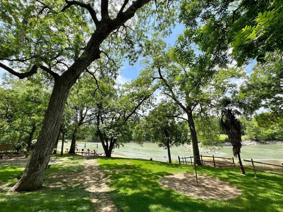 The River Haven - Sleeps 32 - On Guadalupe River Seguin Eksteriør bilde